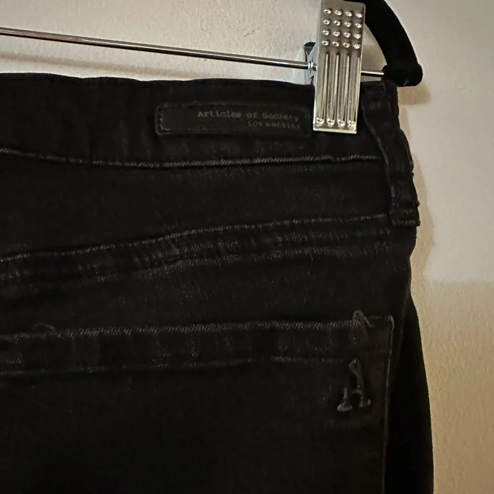 EUC- Articles of Society Black Sarah skinny jeans w/white race stripe frayed hem